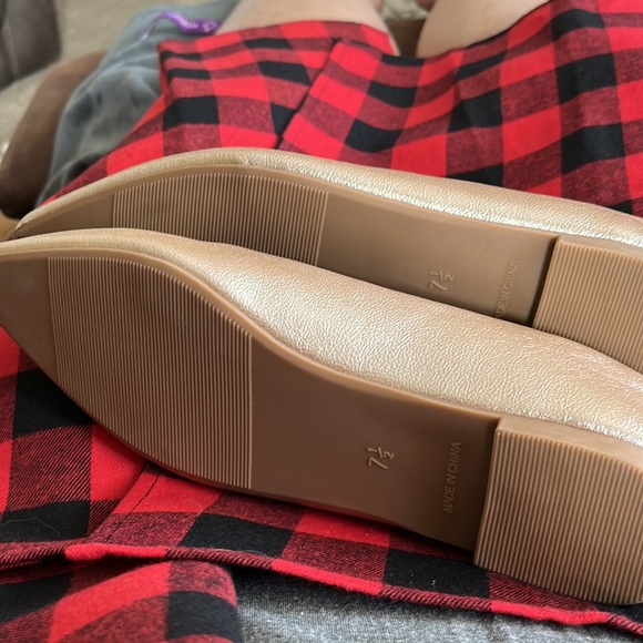 Woman’s gold flats New with tags. Size 7.5. Not fir wide foot. Comfortable - Picture 4 of 4